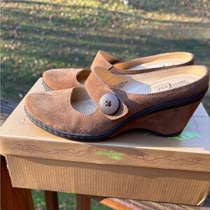 Women’s shoes. Wedge heels. Size 6.5M. Camel color.